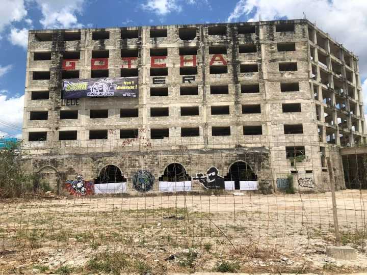 Joven se avienta del sexto piso de un hotel abandonado
