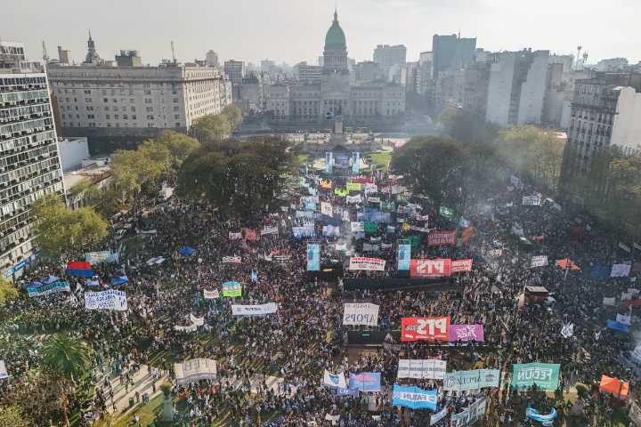 Marcha histórica: cientos de miles de personas se concentraron frente al Congreso en rechazo a los vetos de Milei