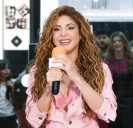 Shakira apuesta a la lencería visible en look rosa