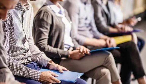 El desempleo se mantuvo en el 7,6%, pero creció el trabajo informal