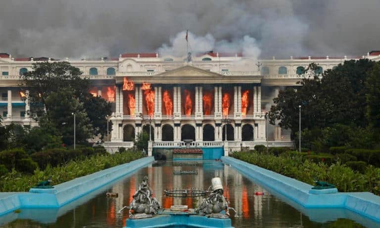 Esposa de ex primer ministro de Nepal fallece en ataque incendiario