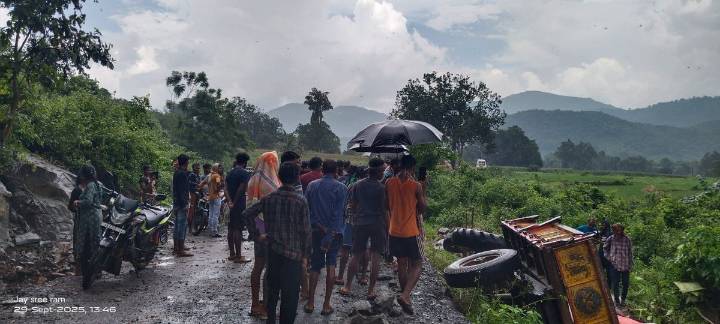 Tractor falls 10 feet off ghat in Odisha, 12 injured in mishap