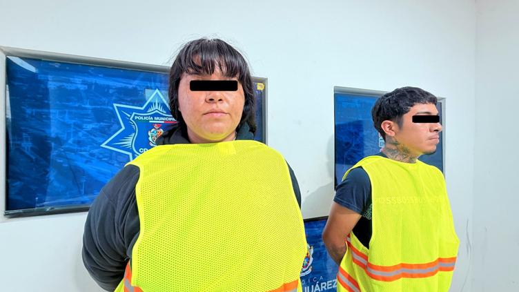 Cayó pareja con AR15 de juguete; acusan a mujer por asaltar gasolinera
