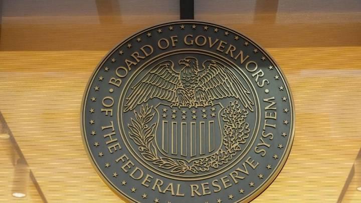 Reserva Federal de EU baja por primera vez la tasa de interés desde la llegada de Trump