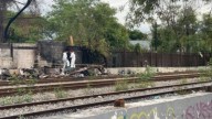Encuentran cuerpo calcinado a un lado de las vías del tren en la colonia Industrial, en Monterrey