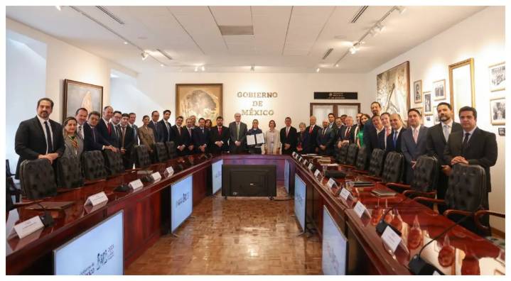 Sheinbaum y empresarios renuevan acuerdo para mantener precio de gasolina por debajo de 24 pesos