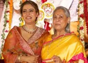 Jaya Bachchan gives Kajol a tight hug on Saptami celebrations