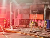 Bomberos luchan contra incendio que consume edificio de tres pisos en el suroccidente de Medellín
