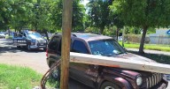 Cae poste sobre vehículo en Ciudad Obregón