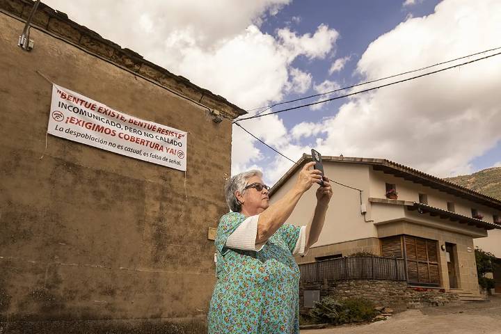 En Bentué de Rasal, el pueblo más incomunicado de España: "Nos están limitando la vida. La gente mayor no puede ni llamar al médico"