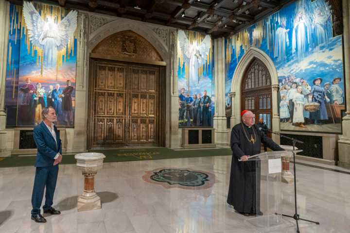 Catedral de Saint Patrick rinde homenaje a inmigrantes de Nueva York con un enorme mural