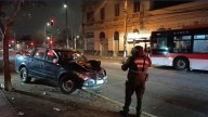 Conductora ebria atropella tres peatones en Santiago: Víctimas cruzaron por paso habilitado y una está en riesgo vital