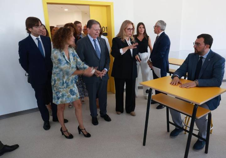 Adrián Barbón: «El IES Margarita Salas salda una deuda histórica con Oviedo y La Corredoria»