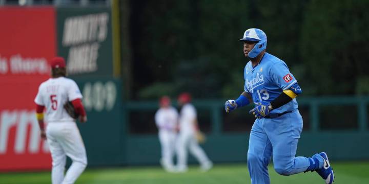 Salvador Perez hits 300th career home run