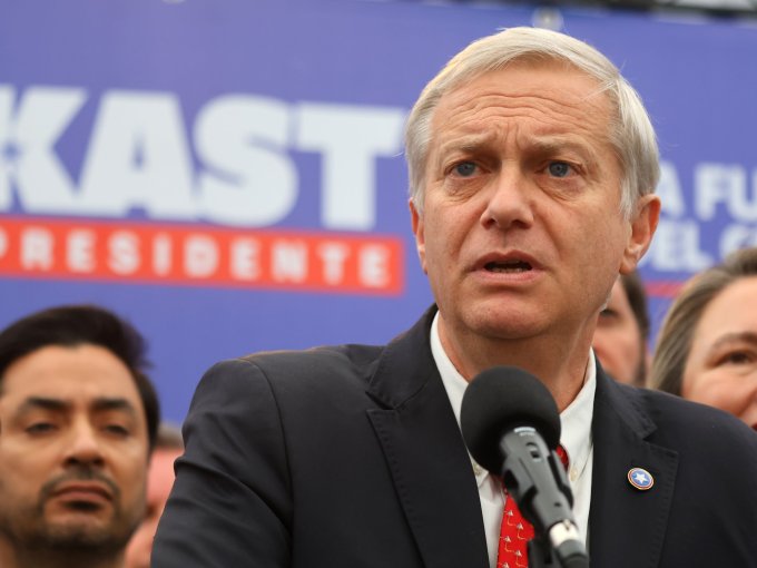 José Antonio Kast califica como una "excelente noticias para los chilenos" la renuncia de Francisco Vidal a TVN