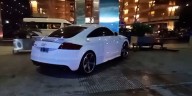 Puerto Madero: un auto que circulaba a alta velocidad perdió el control, impactó contra el Hotel Hilton y dejó dos heridos