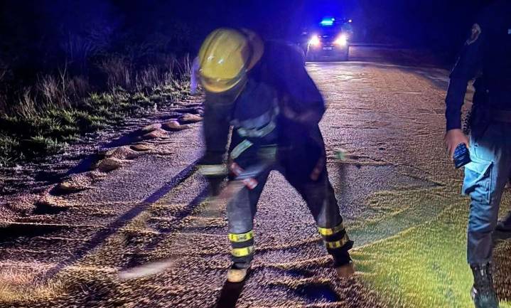 Un camión volcó cereales en la Ruta 92 y generó complicaciones