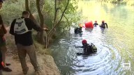 Cuatro buzos rastrean el fondo del río Júcar en Cuenca para sacar la basura