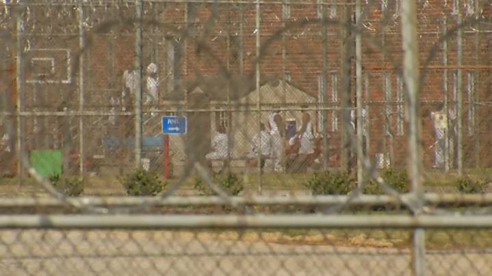 FCC considers lifting ban on prison cell phone jamming