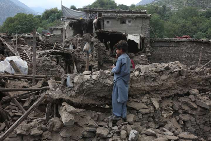 A 2200 asciende la cifra de muertos por terremoto en Afganistán