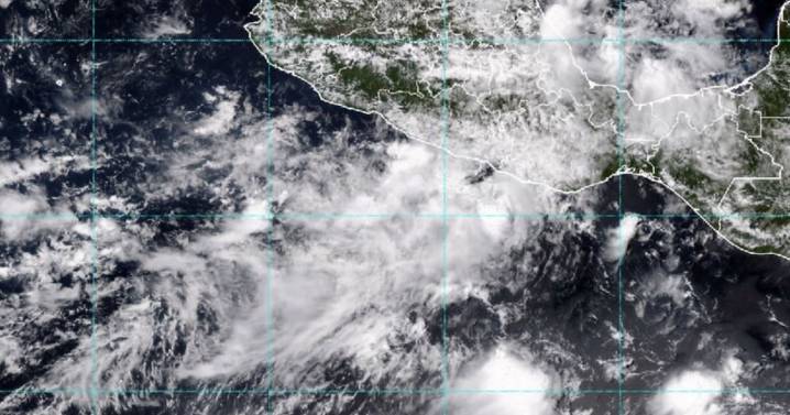 Depresión tropical 13-E ‘pone el ojo’ en Acapulco