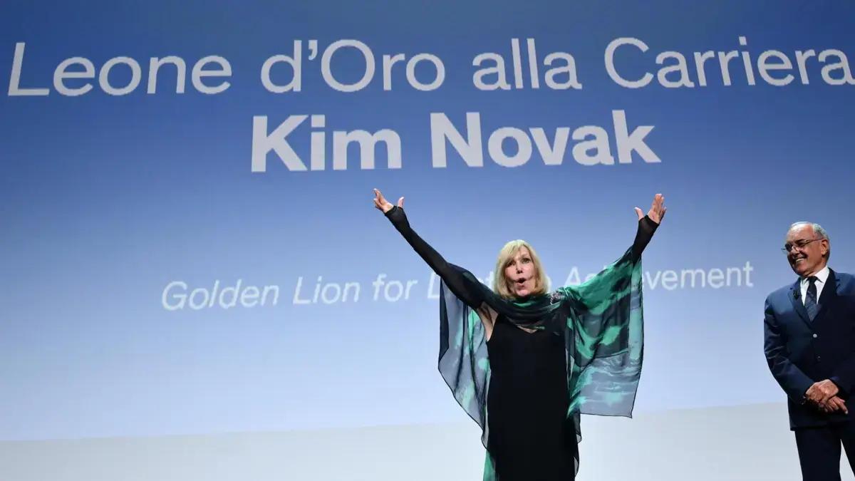 Kim Novak, la actriz de 92 años que decidió alejarse de Hollywood, hace pesas a diario y ahora estrena documental: ‘No se rinde’