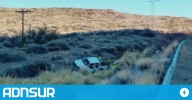 Una mujer murió y dos personas resultaron heridas tras la caída de una camioneta en un barranco