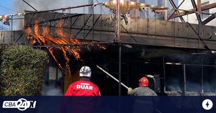 Interior de Córdoba: limpiaban la chimenea de una pollería y el incendio arrasó el local