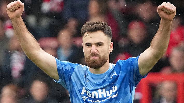 "Una belleza": Mira el golazo, con caño incluido, con que Ben Brereton brilló en Inglaterra