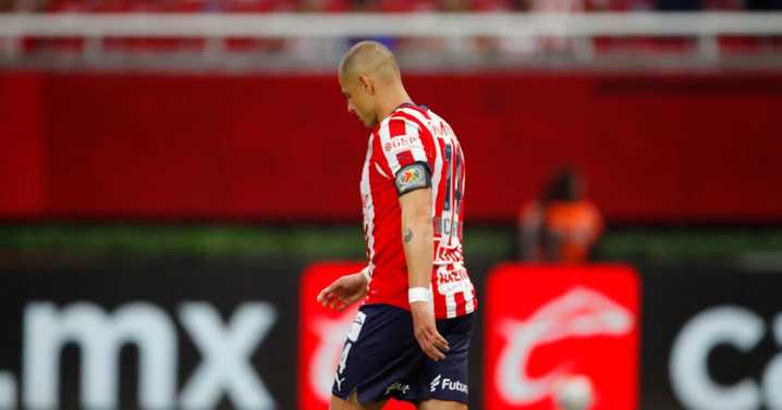 Chicharito falla dos ocasiones en amistoso, Chivas remonta y vence a León