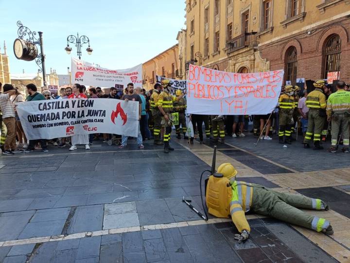 Más de mil personas respaldan en León a los bomberos forestales y reclaman mejoras laborales