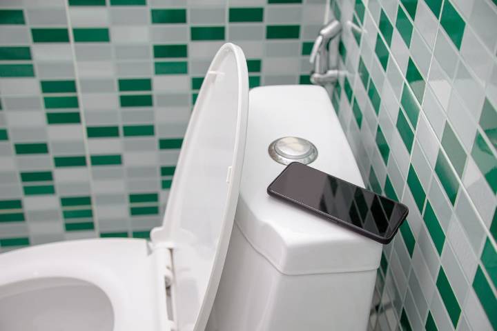 En casi un 50 por ciento. Usar el celular en el baño aumenta el riesgo de hemorroides, confirma un estudio