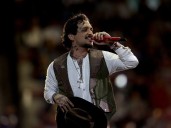 Nodal recibe gritos de “Cazzu” en pleno show, ¿el público rechazó ver a Ángela Aguilar?