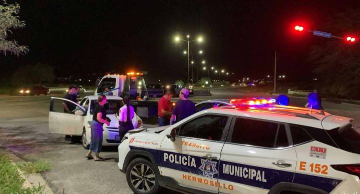 Chocan vehículos en cruce de bulevares Progreso y Morelos en Hermosillo; es el segundo incidente en menos de una semana