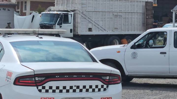 Despliegan operativo por camión con carga de presunta droga