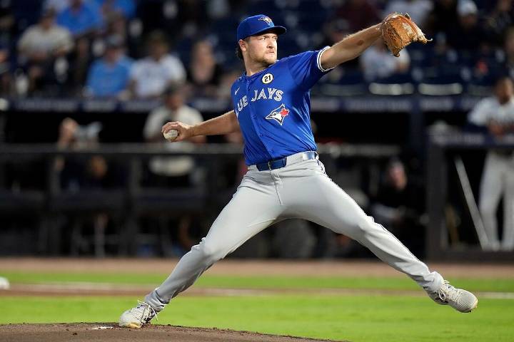 Captan las lágrimas del papá de un pitcher tras hacer historia en su debut en Grandes Ligas