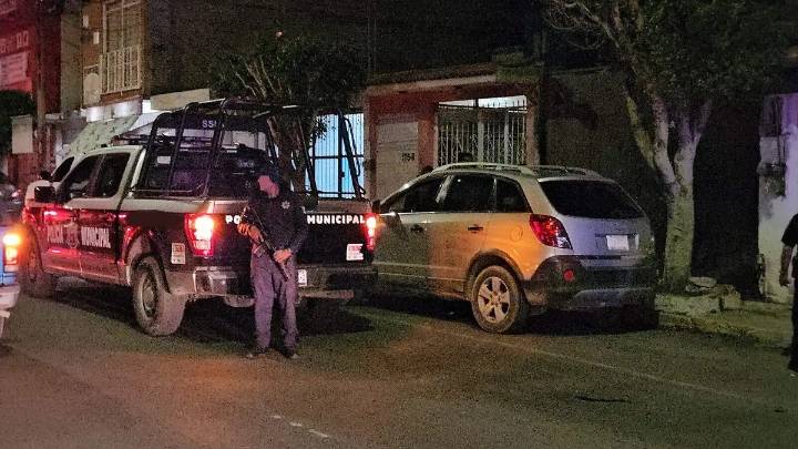 Detienen sujetos que se pusieron agresivos durante una revisión