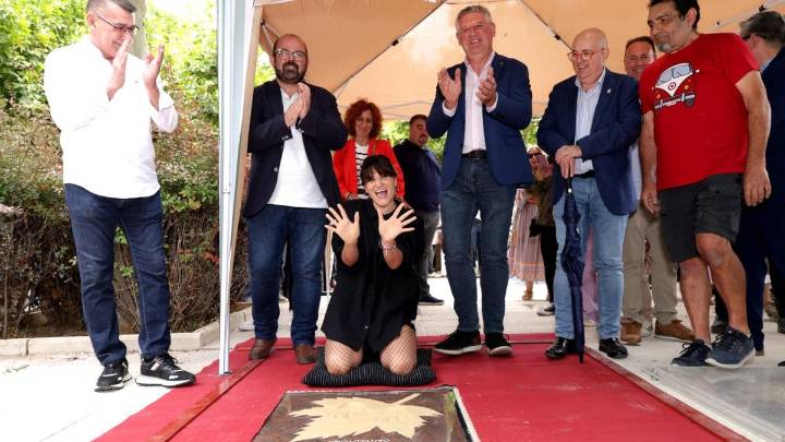 Rozalén deja su 'huella' en el Paseo de las Estrellas: "Hoy comienza una historia de amor con Cariñena, ¡viva el vino!»
