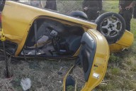 Una persona fue rescatada tras volcar con su auto en el Acceso Norte: las fotos y el video