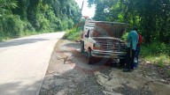 Camioneta se sobrecalienta y queda varada sobre la carretera Huautla