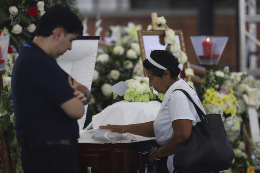 Cientos despiden en El Salvador al sacerdote jesuita José María Tojeira