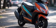 Luces de giro, llaves a distancia y más funciones tecnológicas que tienen hoy las motos automáticas