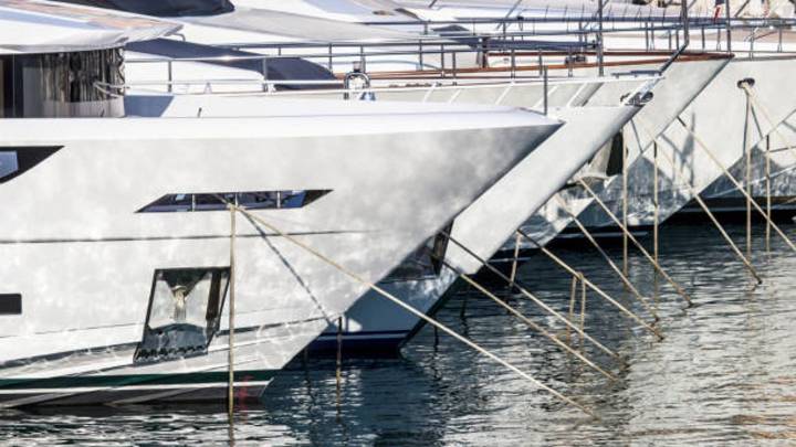 Polémica por una macrofiesta en un yate de grandes dimensiones en el puerto de Ibiza