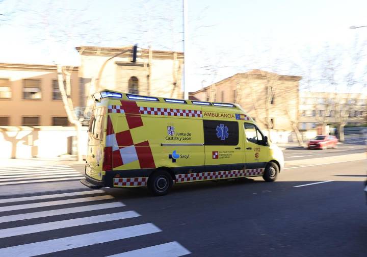 Choque entre dos coches en un semáforo de la Avenida de los Cipreses