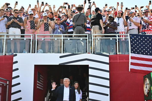 Trump asiste a Copa Ryder, disfruta apoyo de sus seguidores y promete venganza contra más enemigos