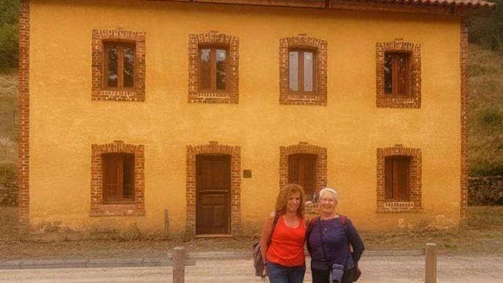 Cuatro generaciones de mujeres en Rioseco (Riosa): Soledad García, de 83 años, muestra a su hija la casa del antiguo poblado minero en la que residió su familia