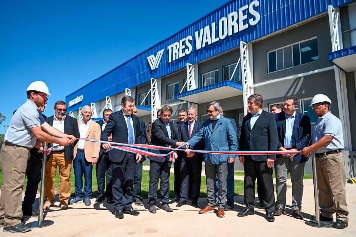 El gobernador Zamora inauguró el frigorífico porcino Tres Valores en Estación Robles