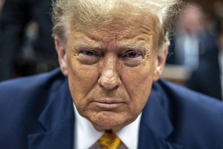 Enormes pancartas con el rostro de Trump en edificios federales causan malestar a los demócratas
