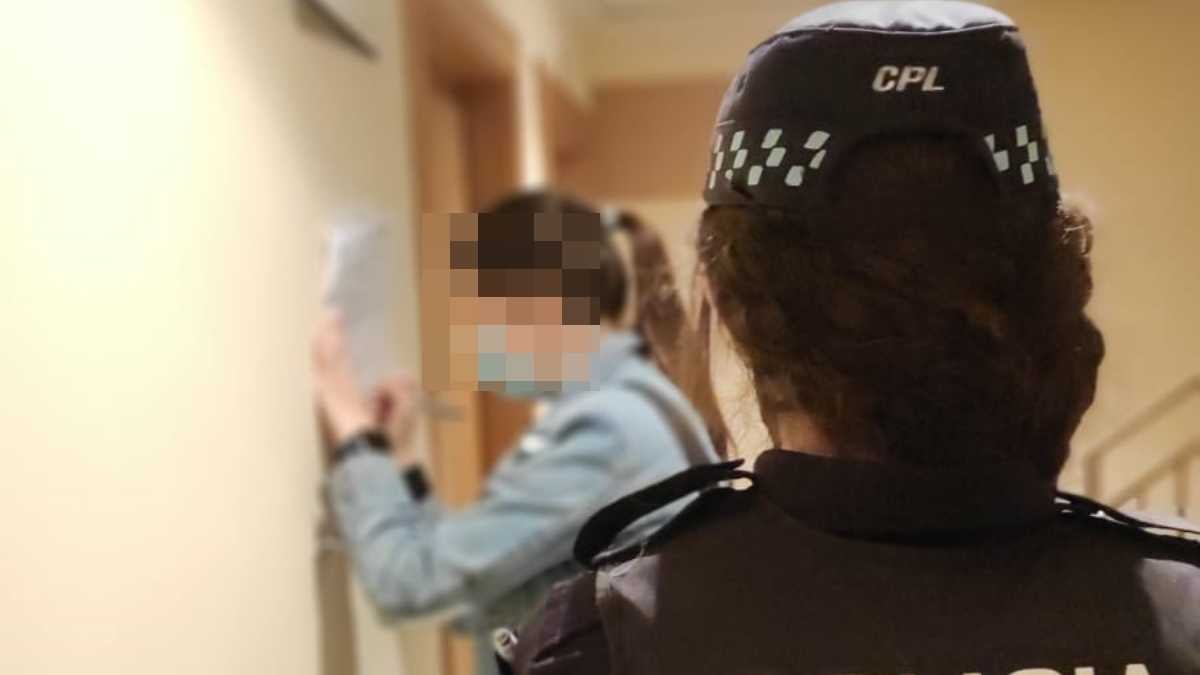 Los tiraba por el balcón de su casa en pleno centro de Albacete