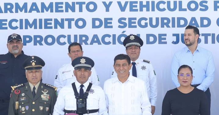 Gobierno de Oaxaca entrega rifles de origen israelí en medio de cuestionamientos por conflicto en Gaza